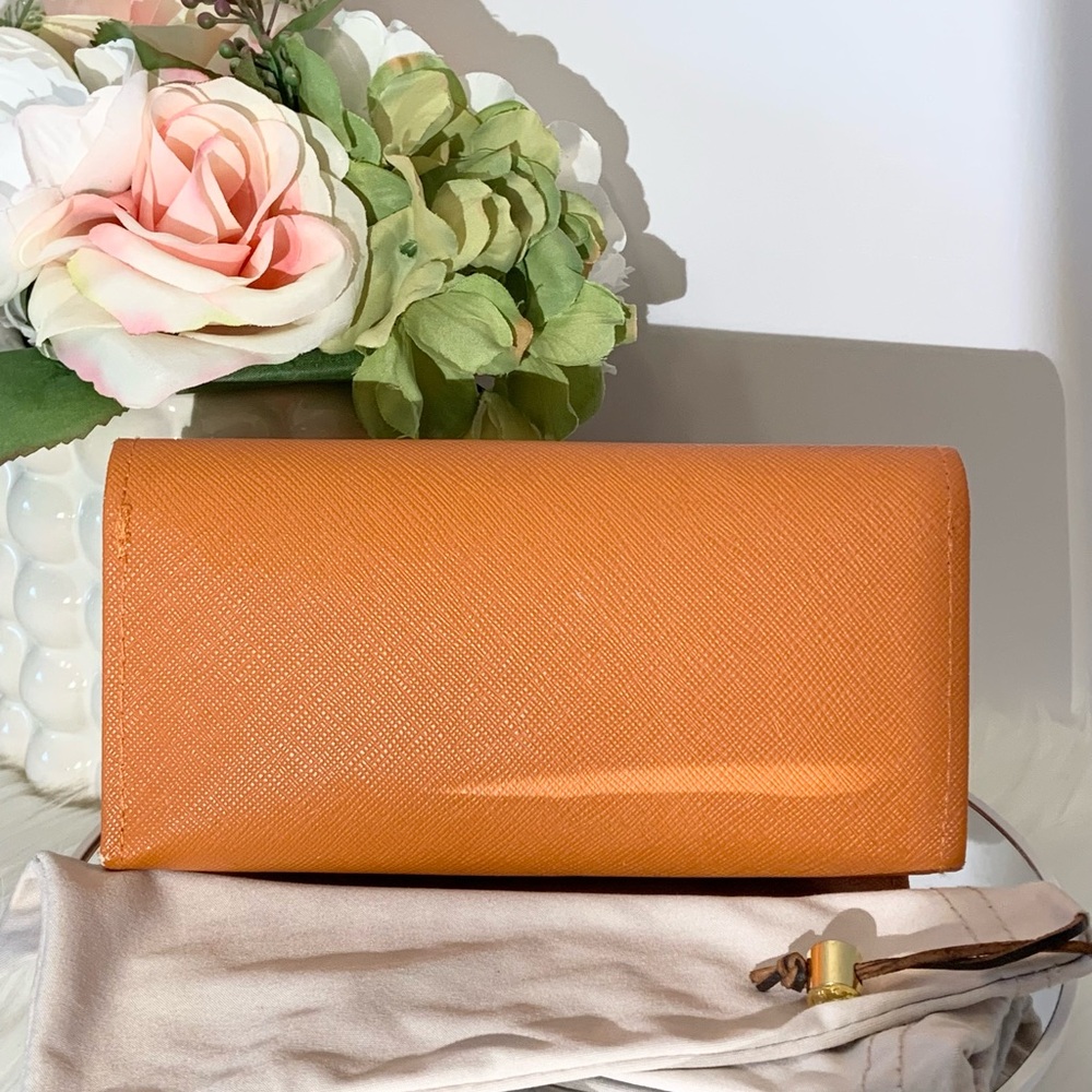 Tory Burch Eye/sunglass case with Dustbag & Tory Burch Charm - Picture 3 of 9